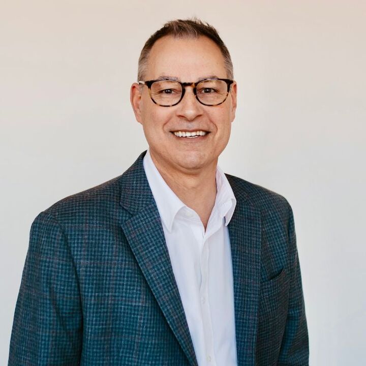 Tom Stender-Custer, Real Estate Salesperson in Urbandale, Signature Real Estate