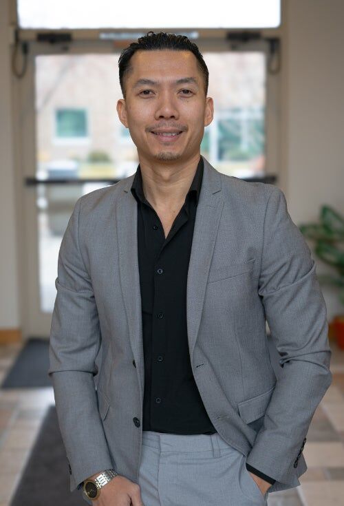 Vien Hua, Real Estate Broker in Kennewick, Tomlinson