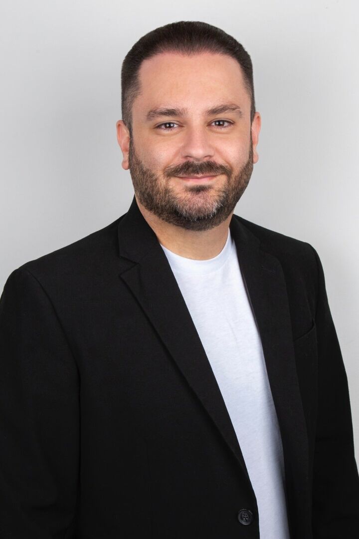 Arno Akhverdyan, Real Estate Salesperson in Glendale, Hallmark Realty