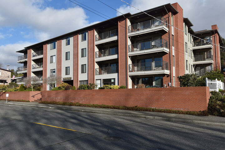 Property Photo: Exterior & Lobby 2858 32nd Ave W 304  WA 98199 