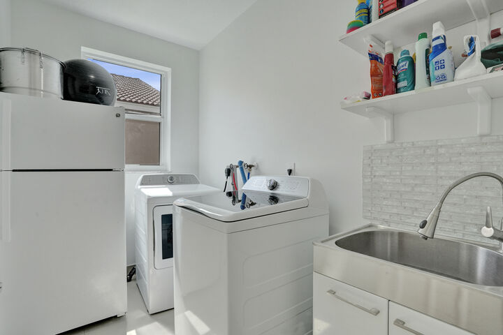 Property Photo: 1216 Chinaberry Dr FL 33327