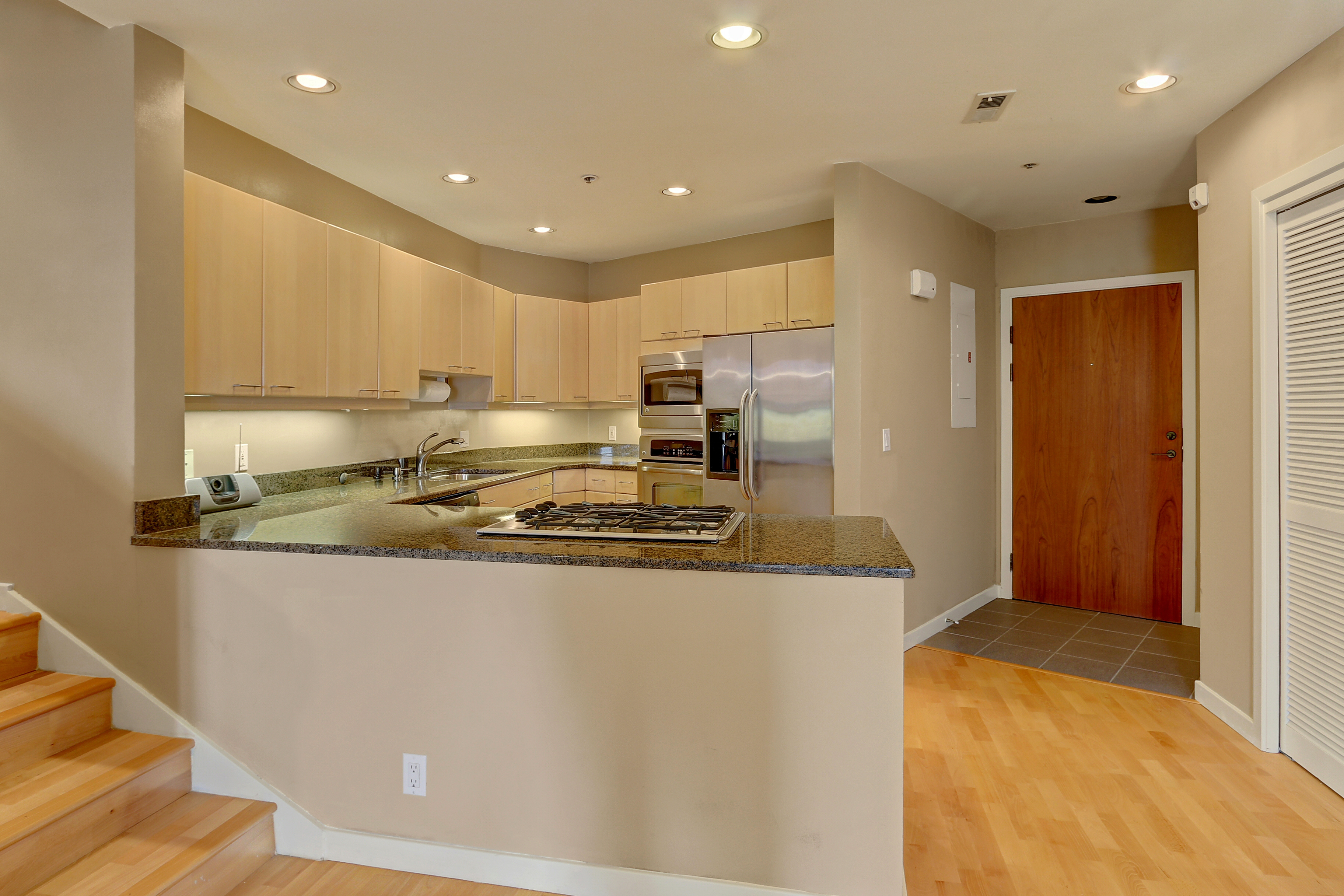 Property Photo: Kitchen 9039 NE Juanita Dr 304  WA 98034 