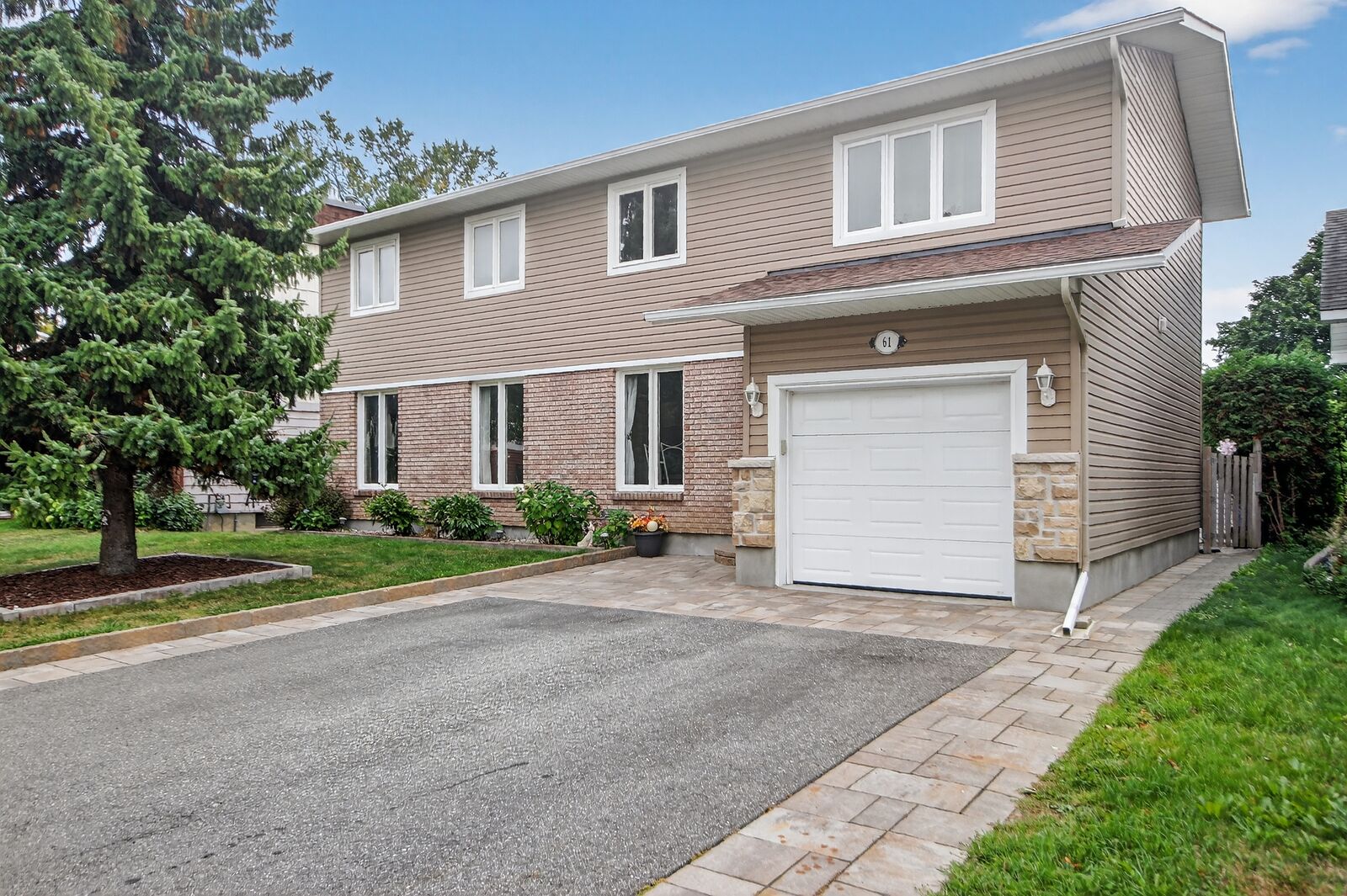 Property Photo:  61 Fieldgate Drive  ON K2J 1V3 