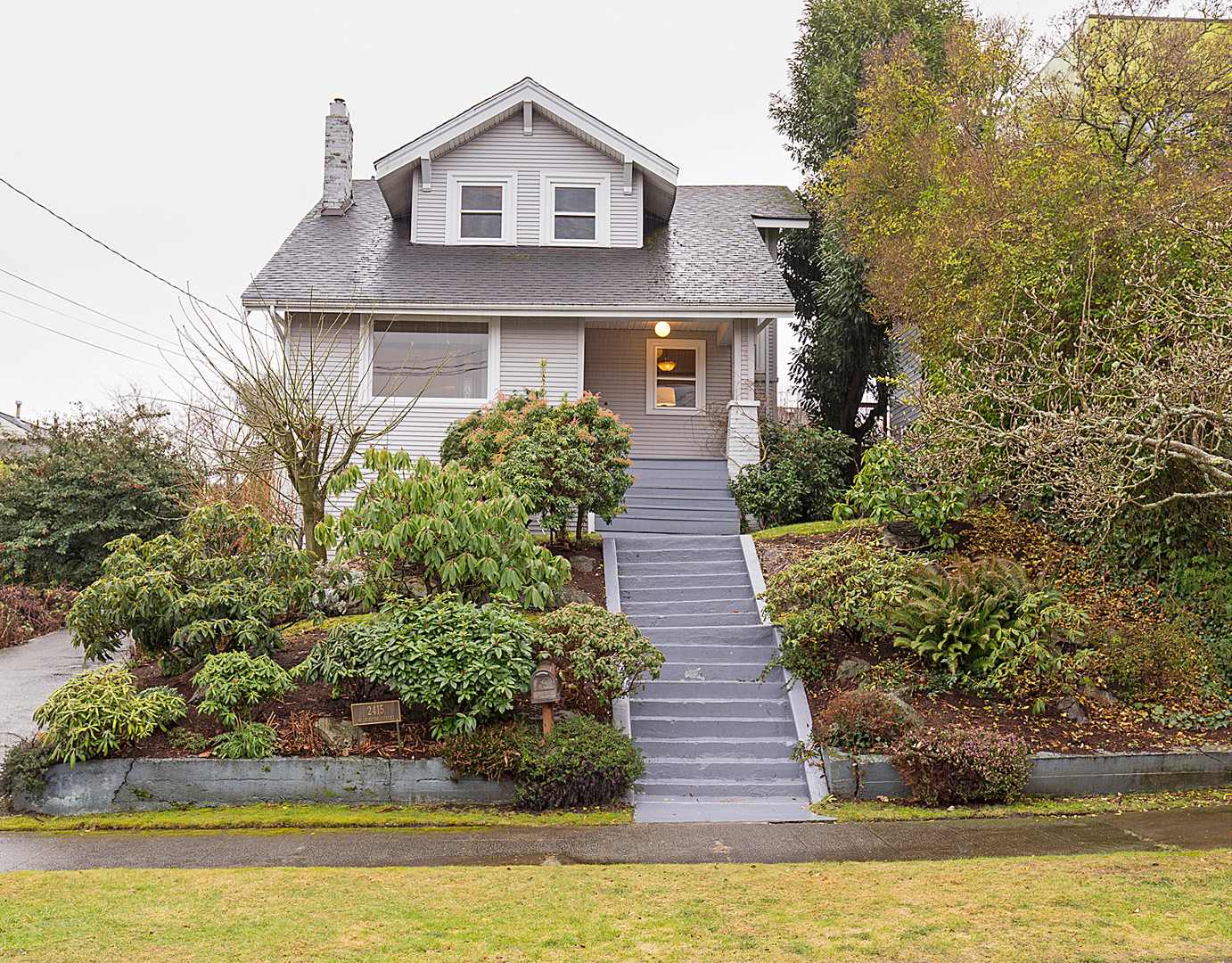 Property Photo:  2415 W Boston St  WA 98199 