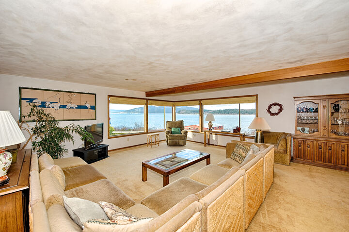 Property Photo: Living room 901 D Ave WA 98221