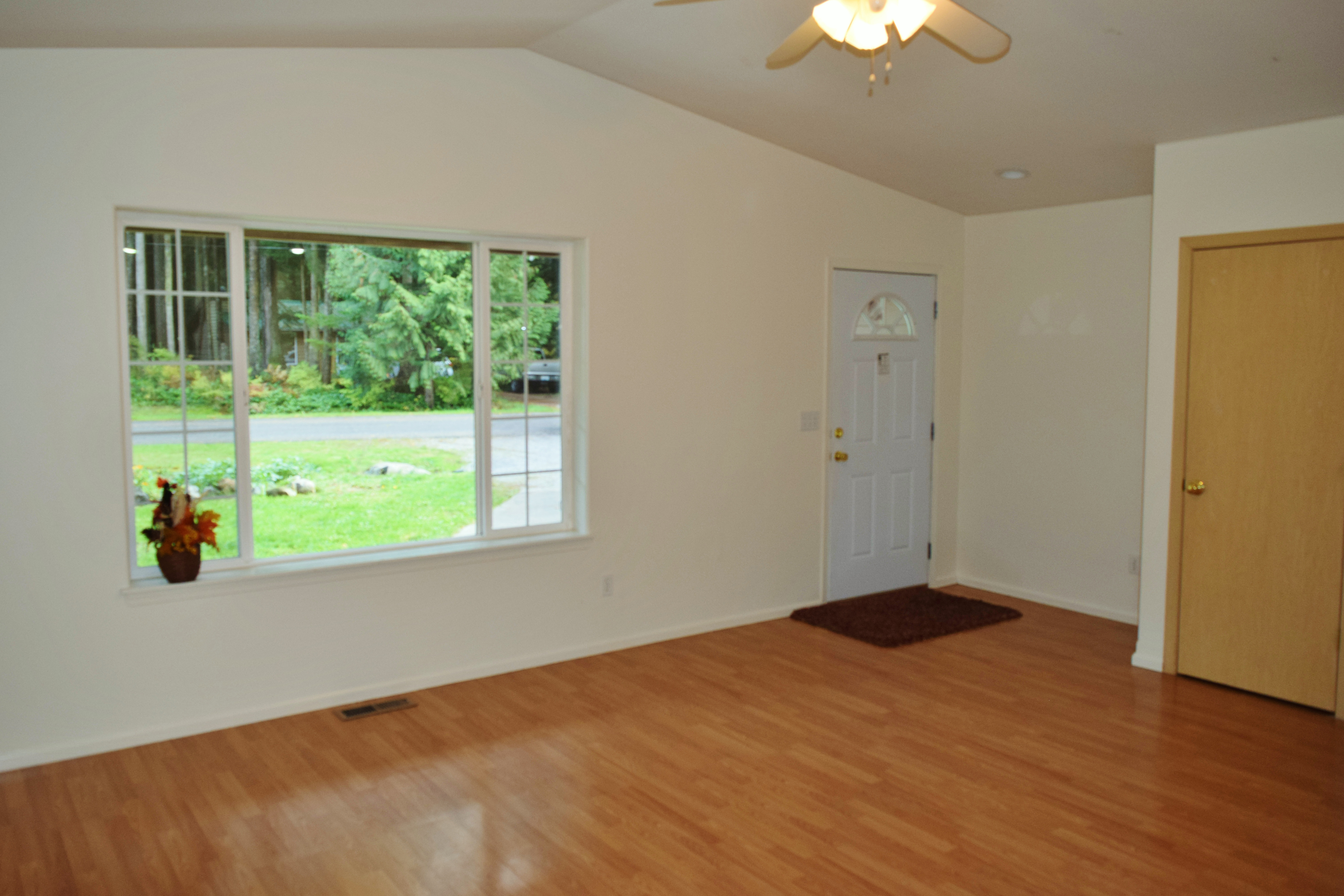 Property Photo: Living room 1361 King Valley Dr WA 98266