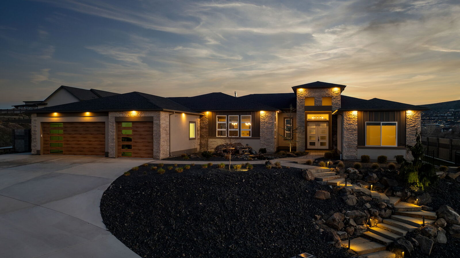 Property Photo:  946 Heidel Ct  WA 99352 