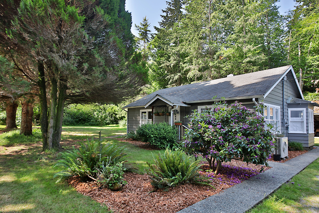 Property Photo:  843 Decker Ave  WA 98260 