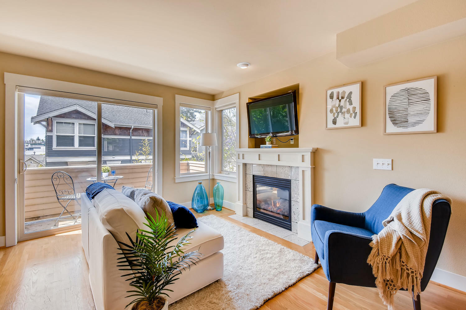 Property Photo: Living Room 3835 Ashworth Avenue N B  WA 98103 