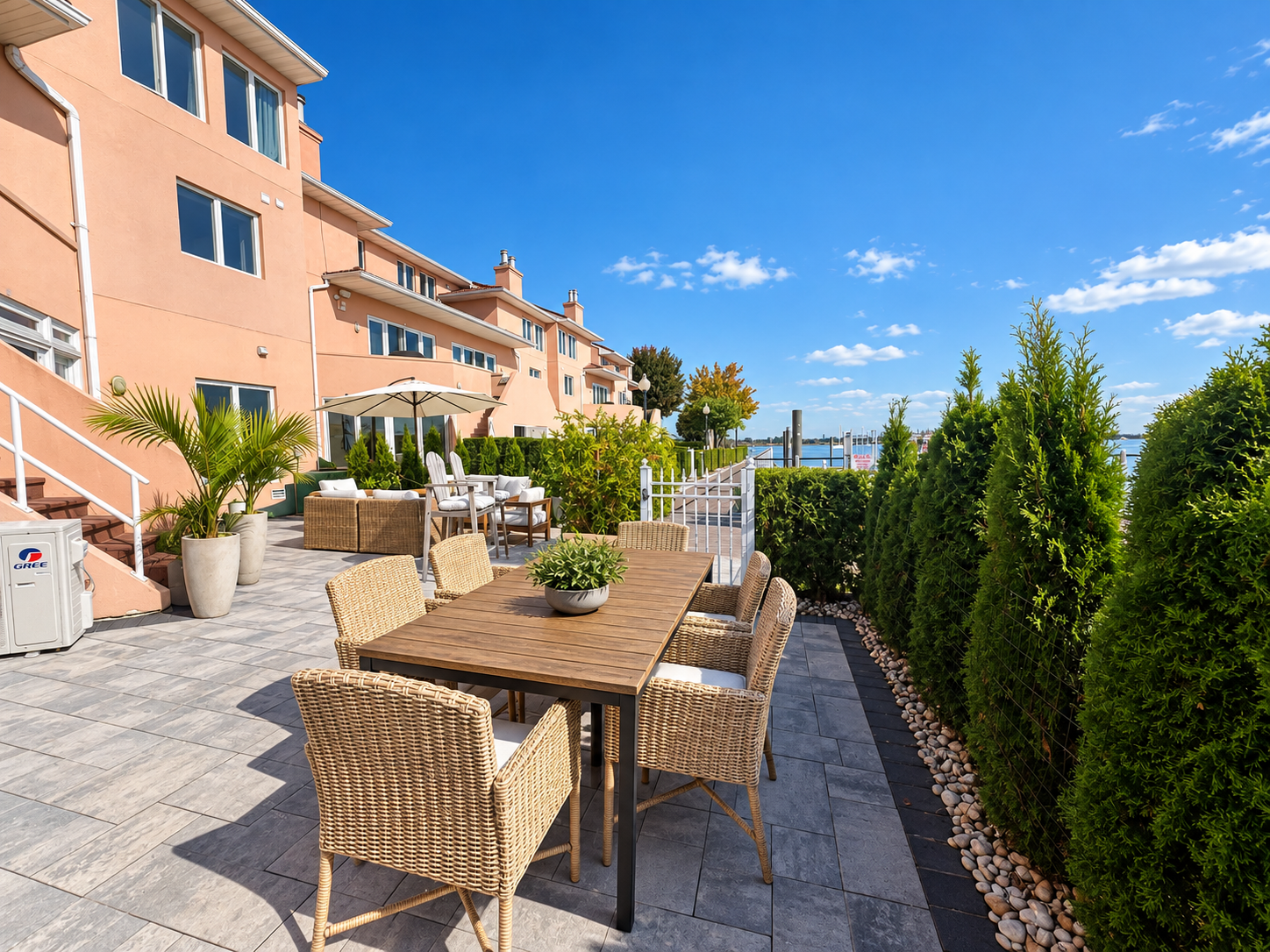 Property Photo:  52 Harbour Court  NY 10308 