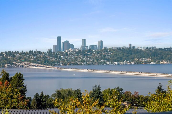 Property Photo:  6900 SE 33rd Street  WA 98040 