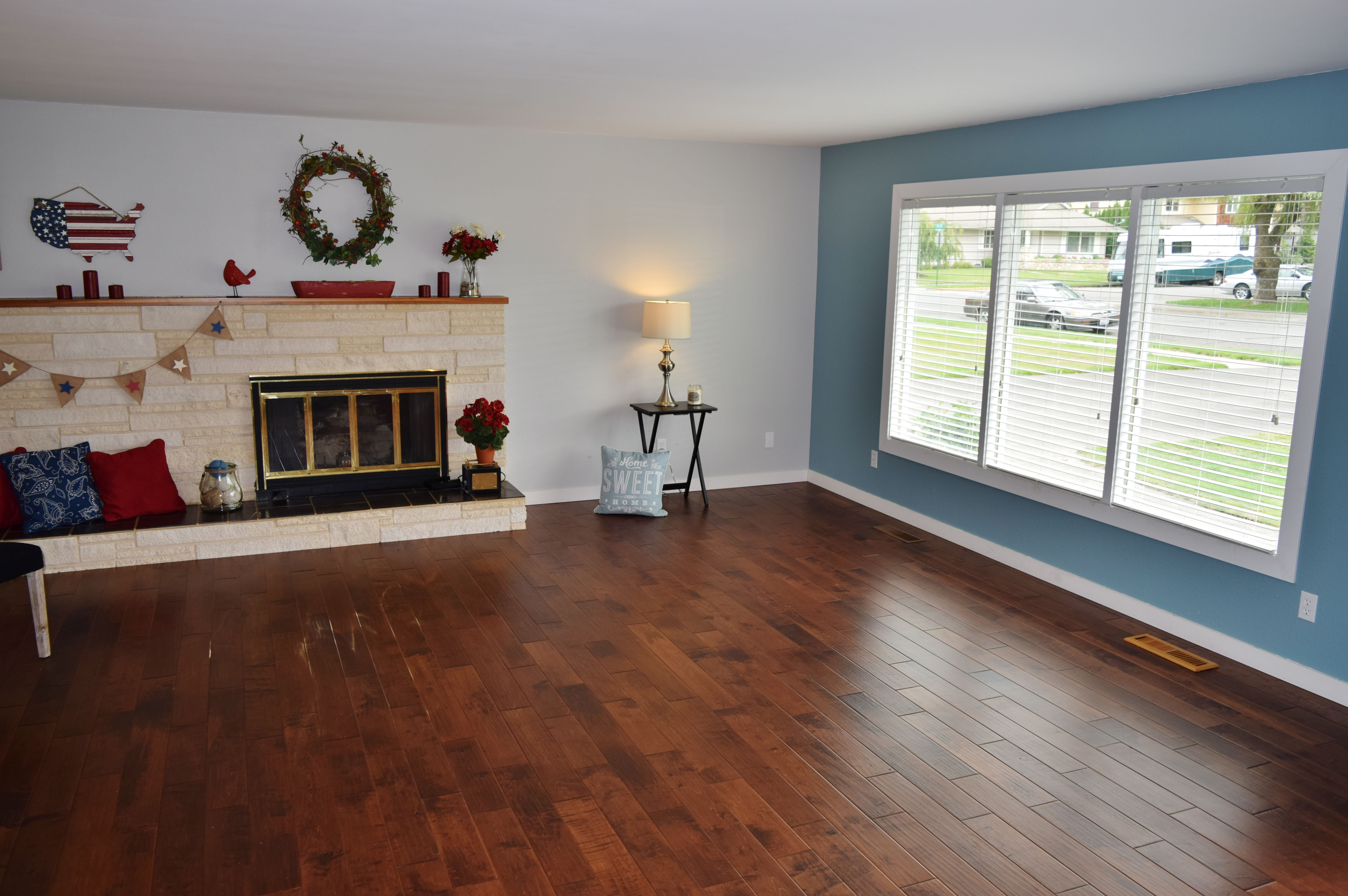 Property Photo: Living room 1020 Glenning St WA 98264