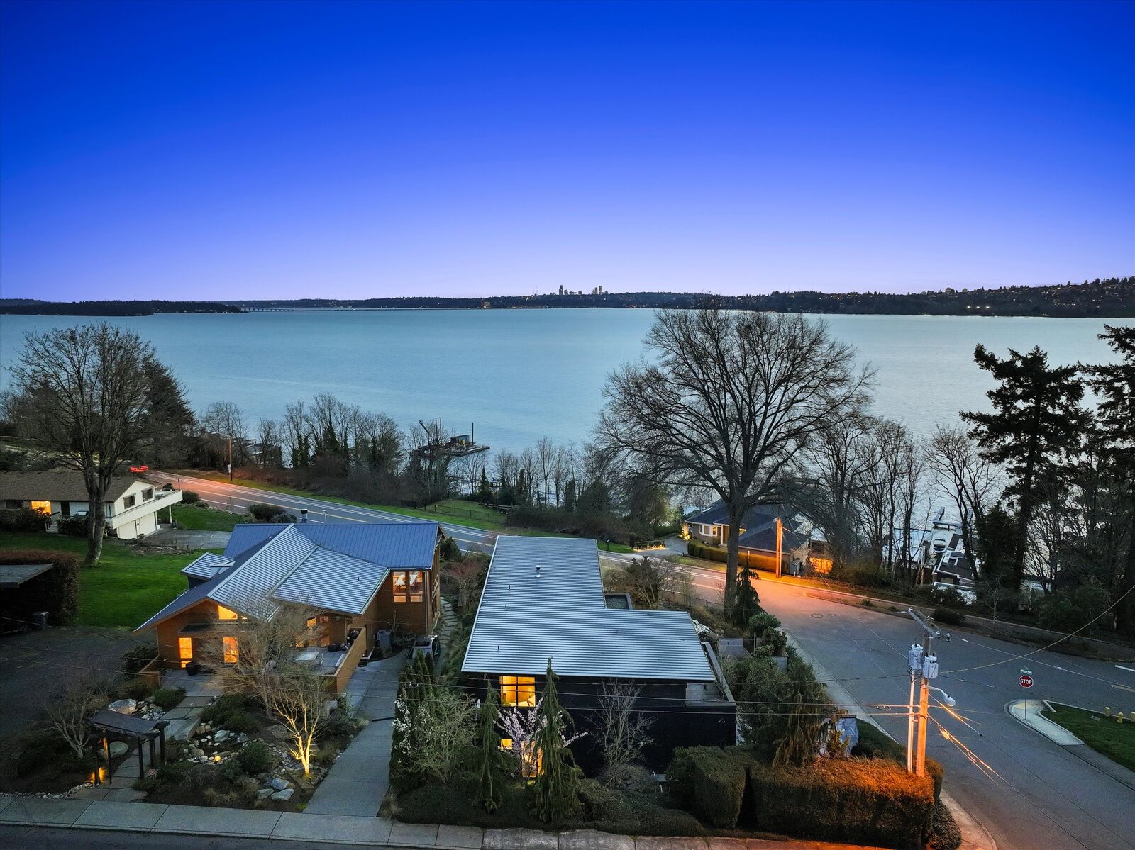 Property Photo:  919  6th Street W  WA 98033 