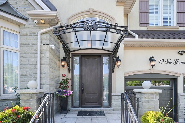 Photo de la propriété: 19 Sir Giancarlo Crt ON L6A 0C6