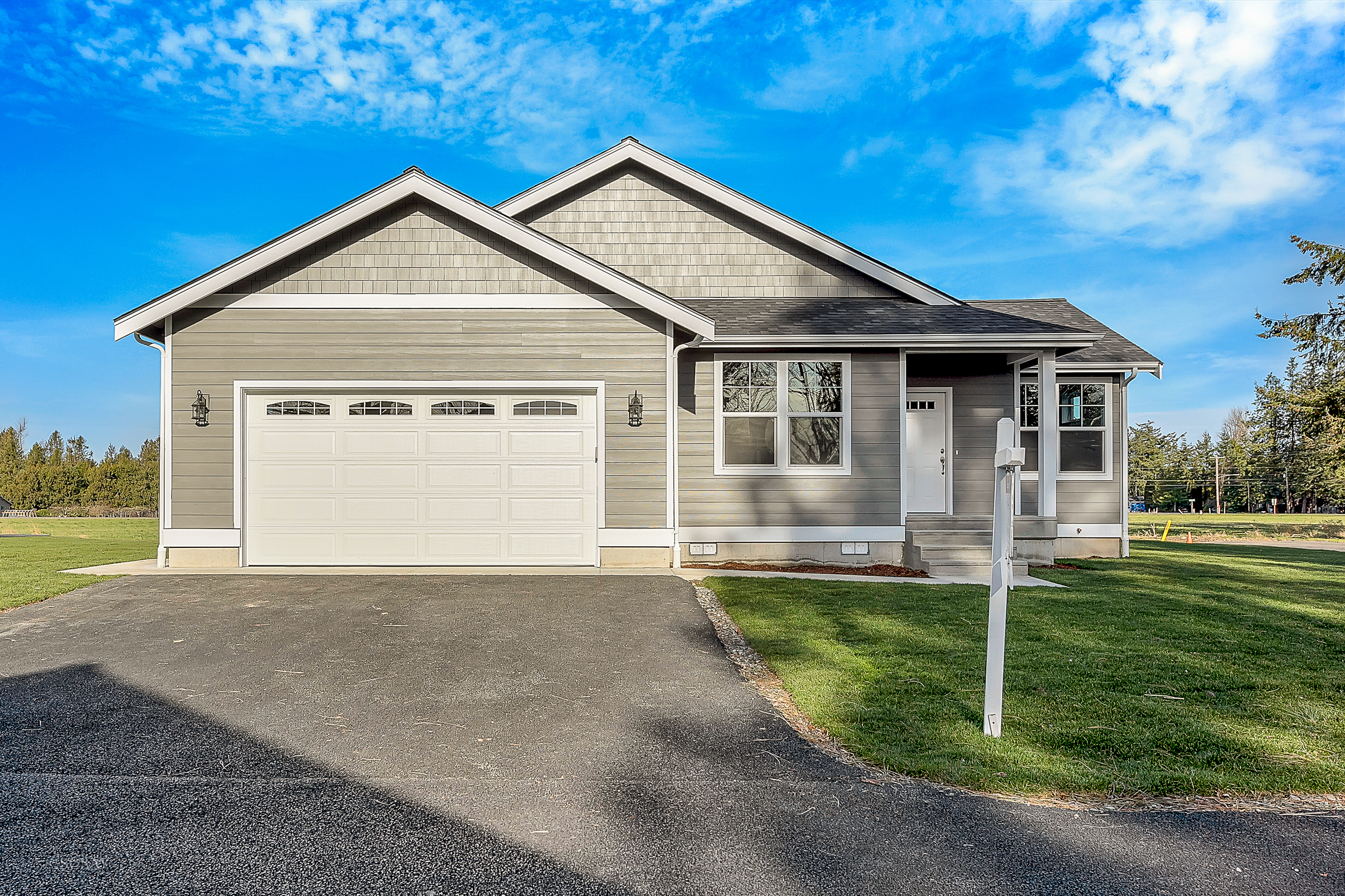 Property Photo:  202 Regent Ct  WA 98276 