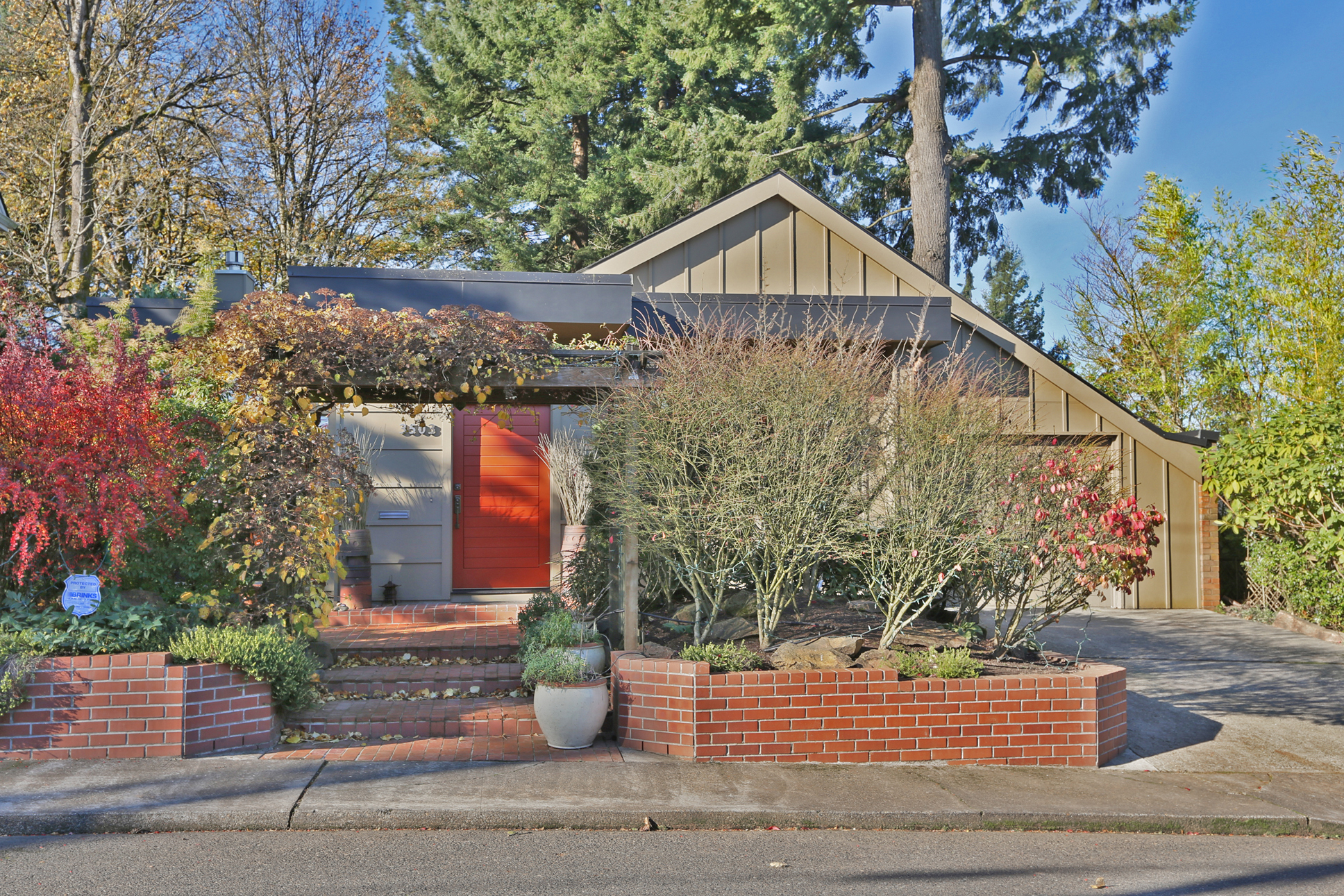 Property Photo:  3503 SW Gale Ave  OR 97239 