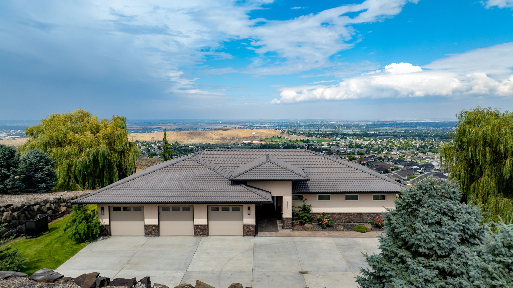 Property Photo: 1232 N Bermuda Rd WA 99352