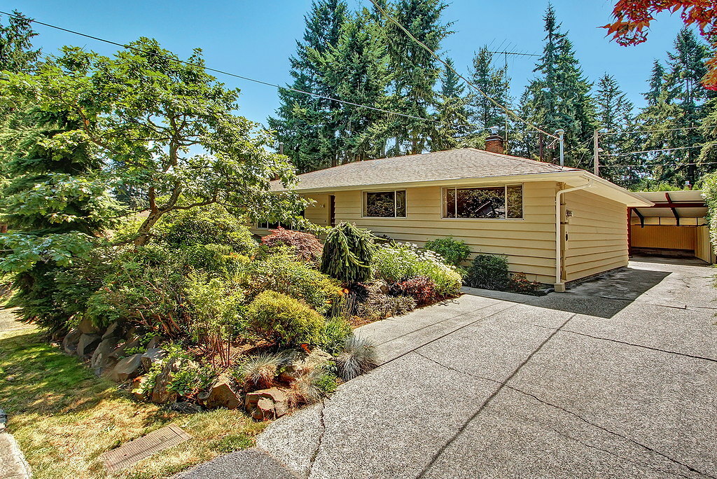 Property Photo:  819 NE 128th St  WA 98125 