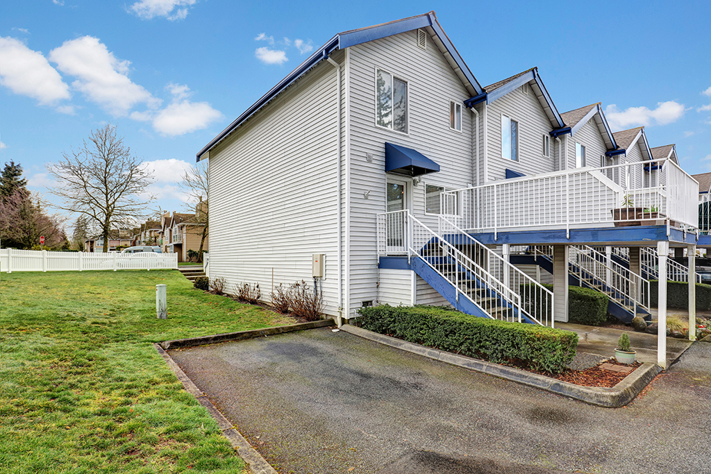 Property Photo:  16412 Spruce Wy D5  WA 98037 