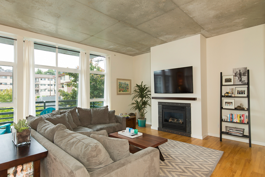 Property Photo: Living room 2245 Eastlake Ave E 305  WA 98102 